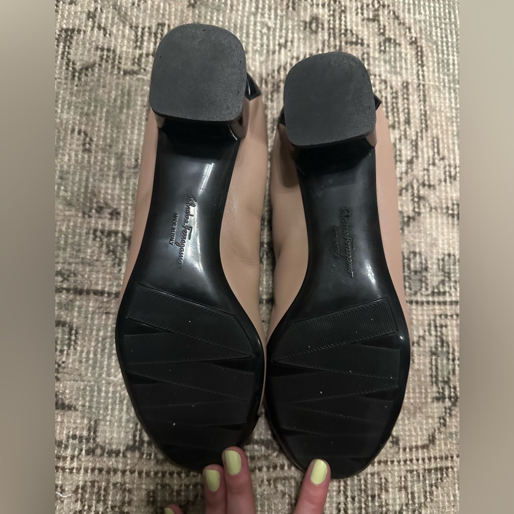 Salvatore Ferragamo Beige and Black Block Flats with Bows EUC 7.5 - Picture 6 of 9